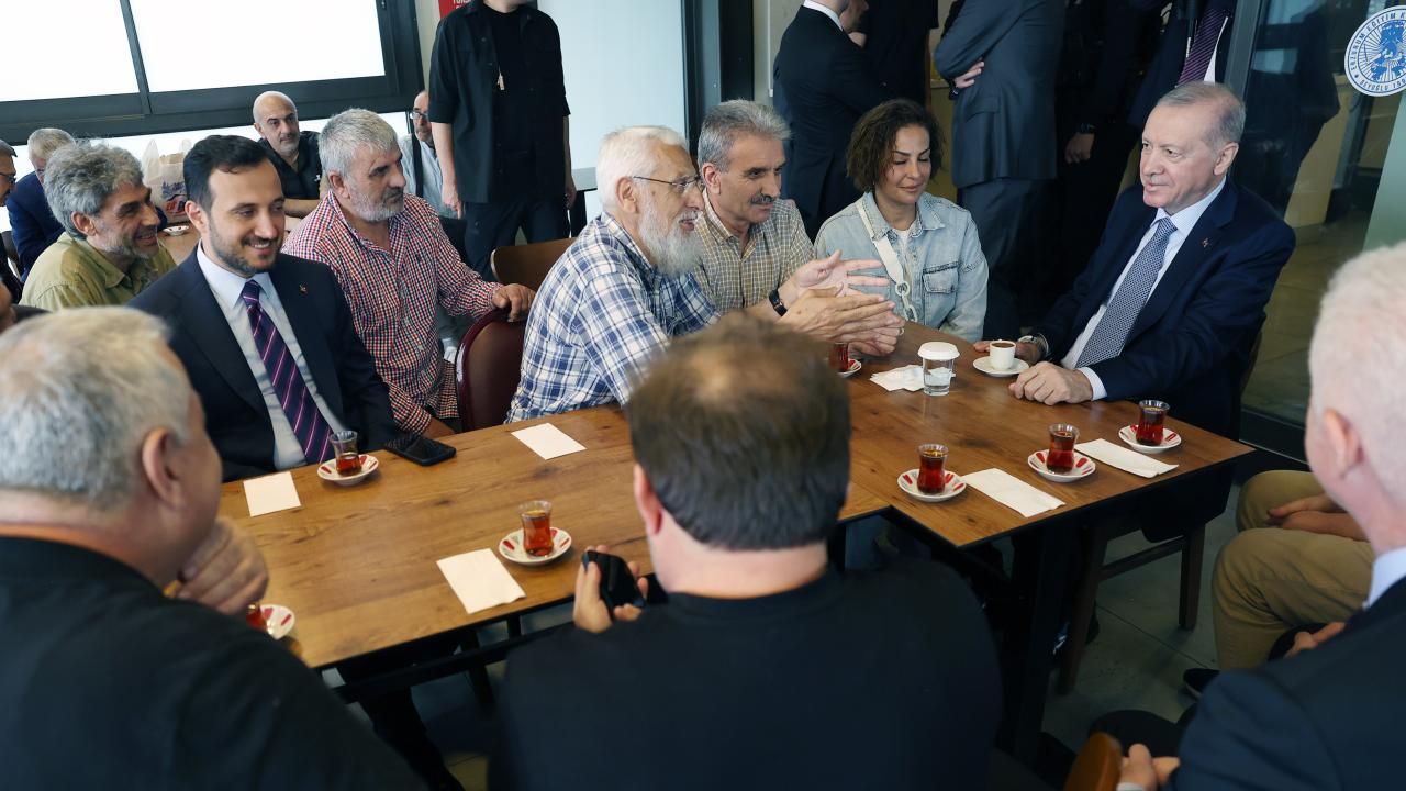 Cumhurbaşkanı Erdoğan Beyoğlu'nda Erzurum Vakfı Lokali'ni Ziyaret Etti